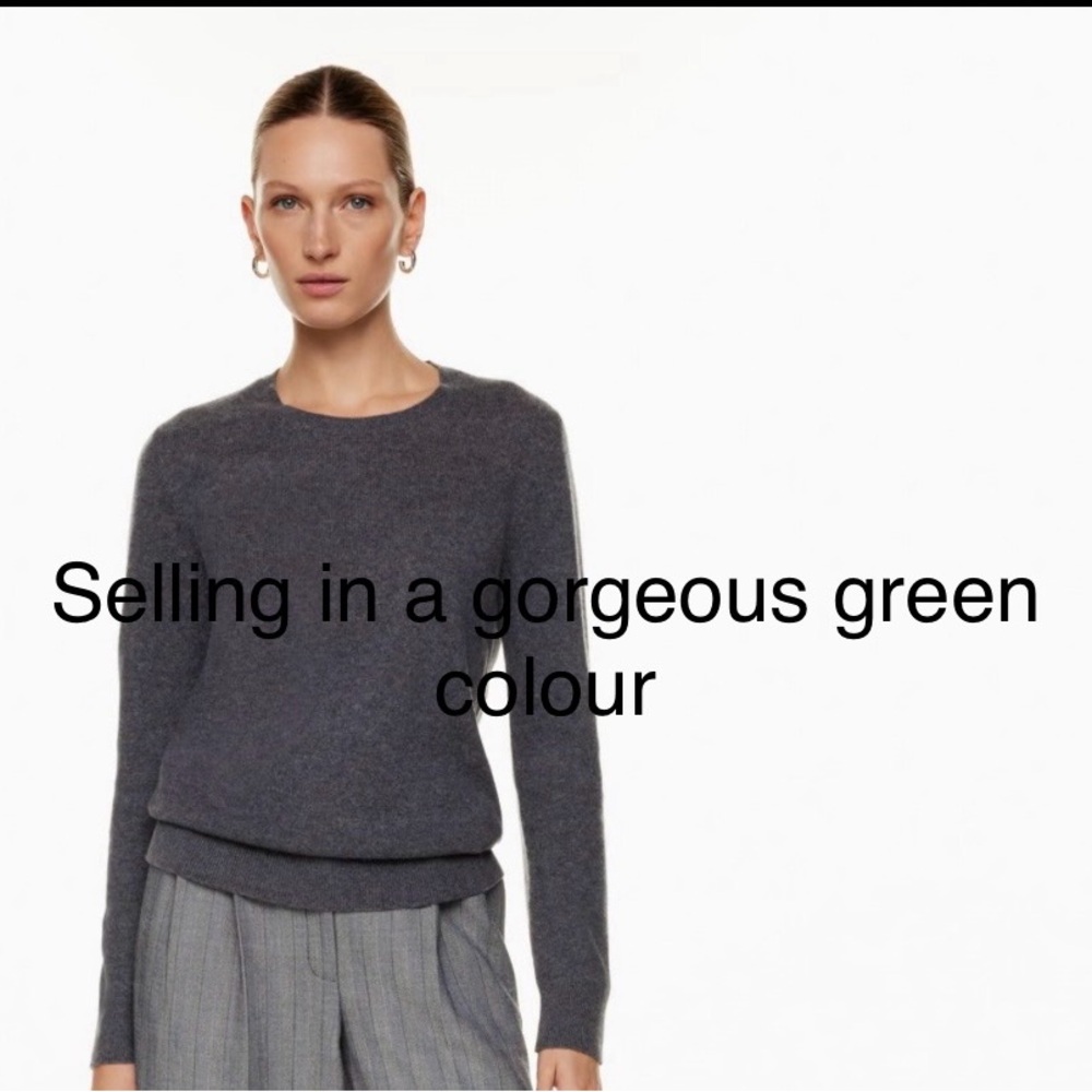 EUC - Aritzia Quartlery Cashmere Sweater  - Colour Green - Size M